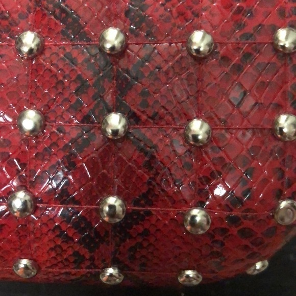 Snake skin studded hard case clutch , with detachable long shoulder chain . - Picture 2 of 5